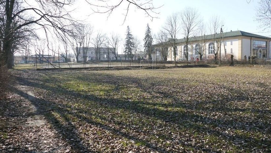 Przebudują boisko przy liceum im. Adama Mickiewicza w Opolu Lubelskim