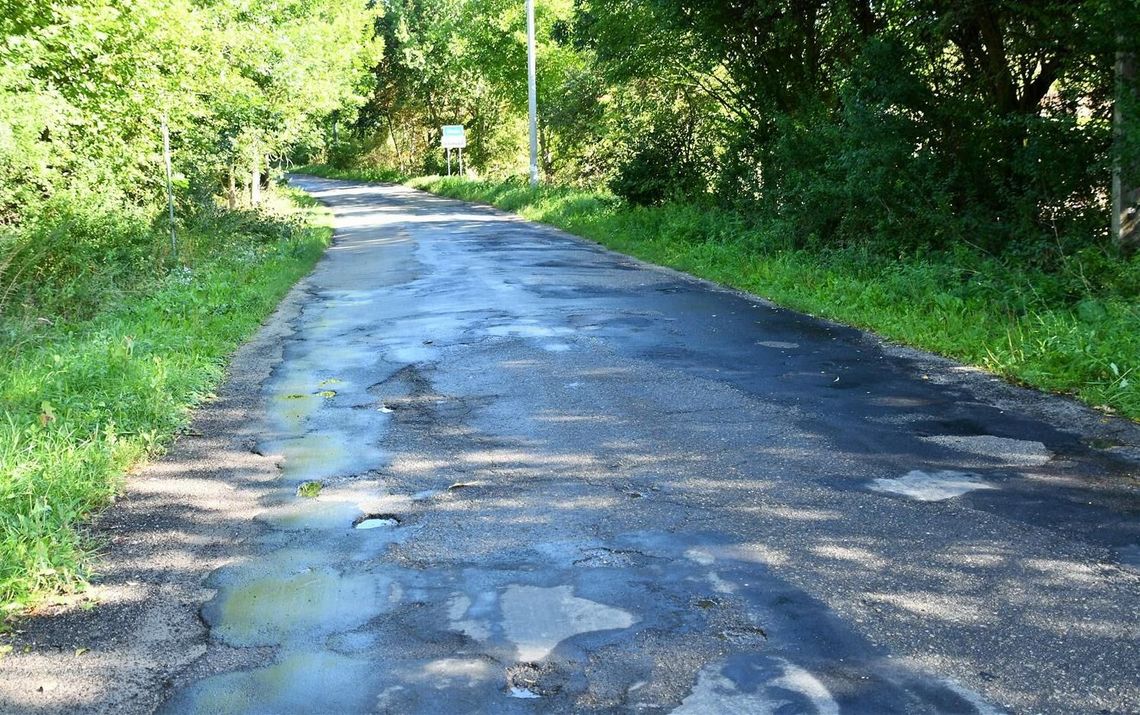 Przebudują powiatową drogę do Olesina. Umowa podpisana Przebudują powiatową drogę do Olesina. Umowa podpisana