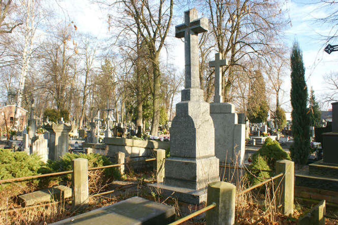 Przechodniu, tu leżą lekarze. Nieznane nagrobki na włostowickim cmentarzu Przechodniu, tu leżą lekarze. Nieznane nagrobki na włostowickim cmentarzu