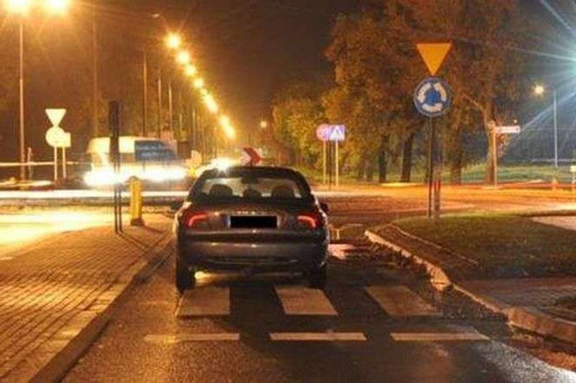 Przechodziła przez przejście. Potrącił ją ford