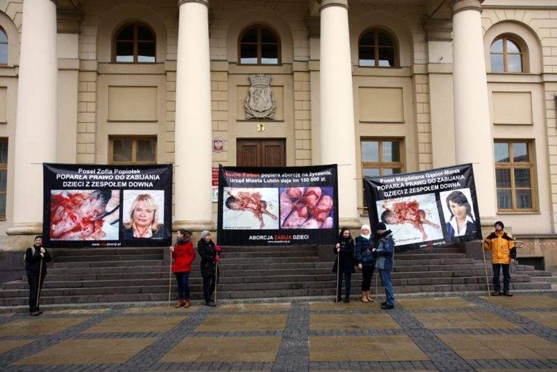 Przeciwnicy aborcji przed Ratuszem. "Żuk się skompromitował zakazując pikiety"