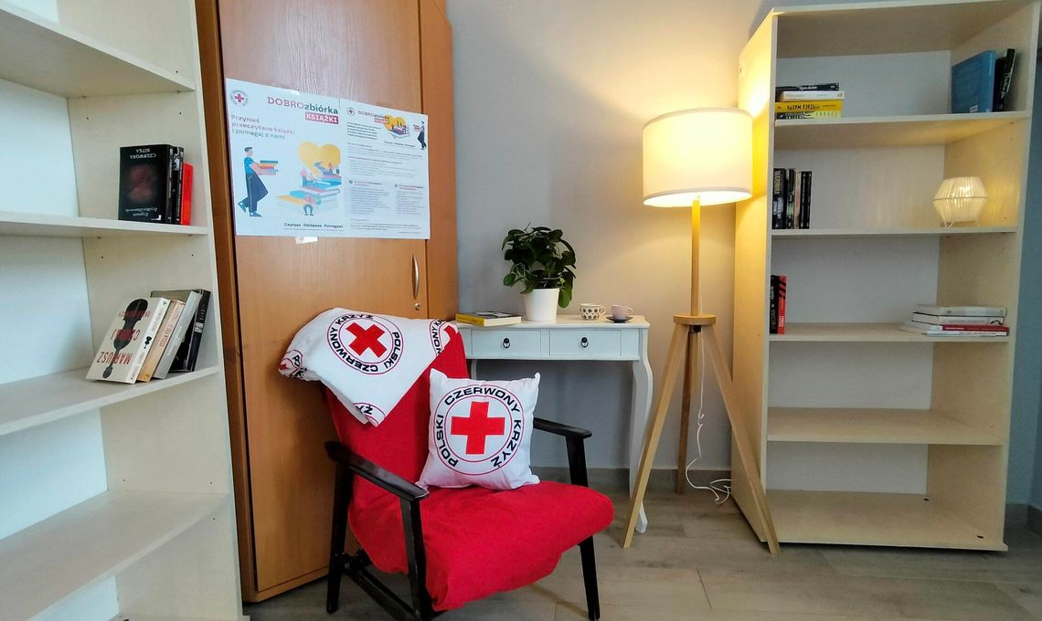Kącik czytelniczy Polskiego Czerwonego Krzyża z książkami i materiałami informacyjnymi w ramach akcji „DOBROzbiórka książki”