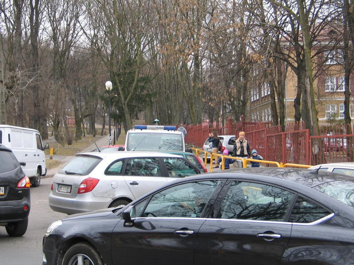 Przed szkołą od stłuczki do stłuczki