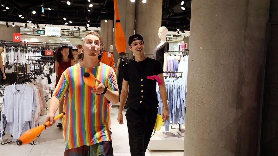 Przedsmak święta sztukmistrzów w centrum handlowym Przedsmak święta sztukmistrzów w centrum handlowym