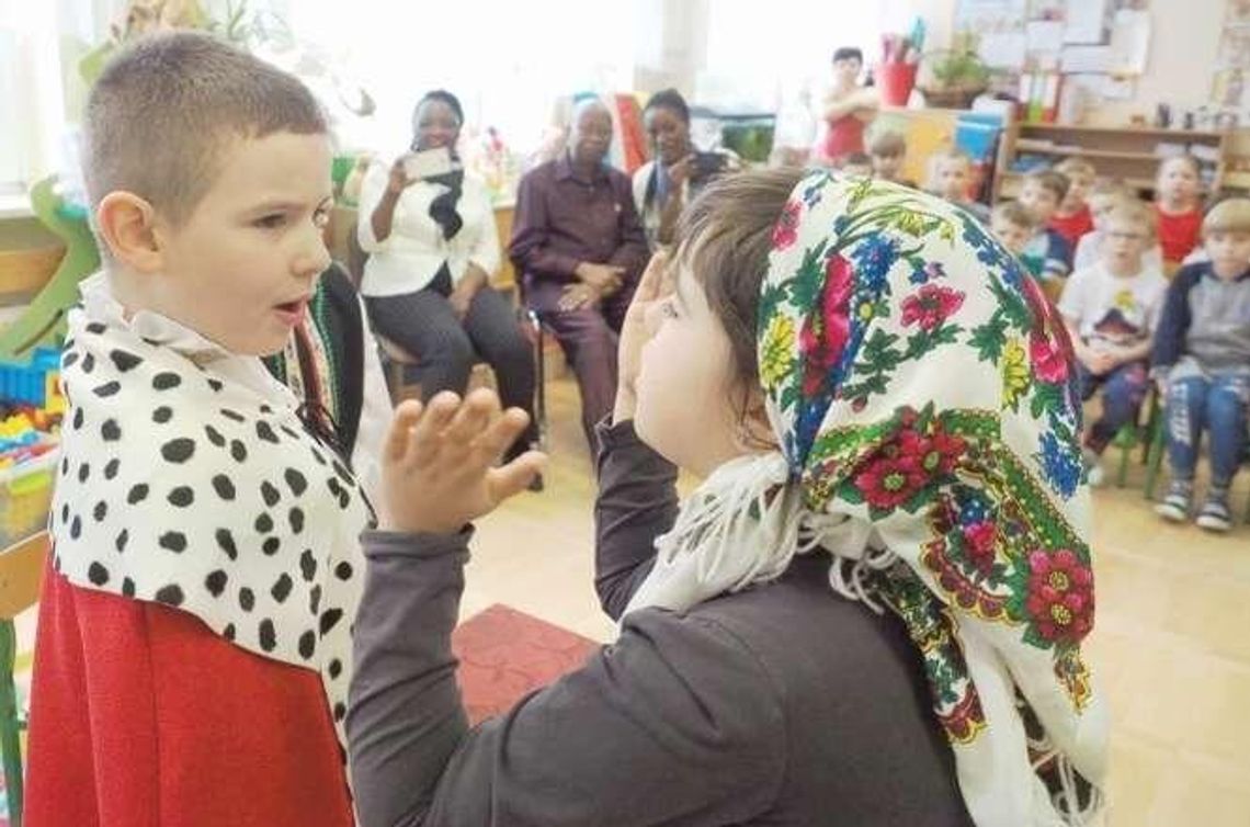 Przedszkolaki miały gościa. Przyjechał ambasador i przywiózł krokodyla Przedszkolaki miały gościa. Przyjechał ambasador i przywiózł krokodyla