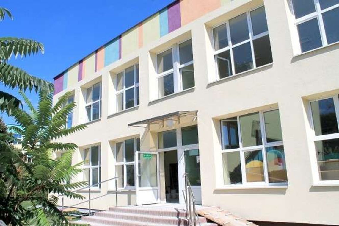 Przedszkolaki musiały iść do szkoły. Przedszkole nadal w remoncie. "Ktoś zawalił sprawę"