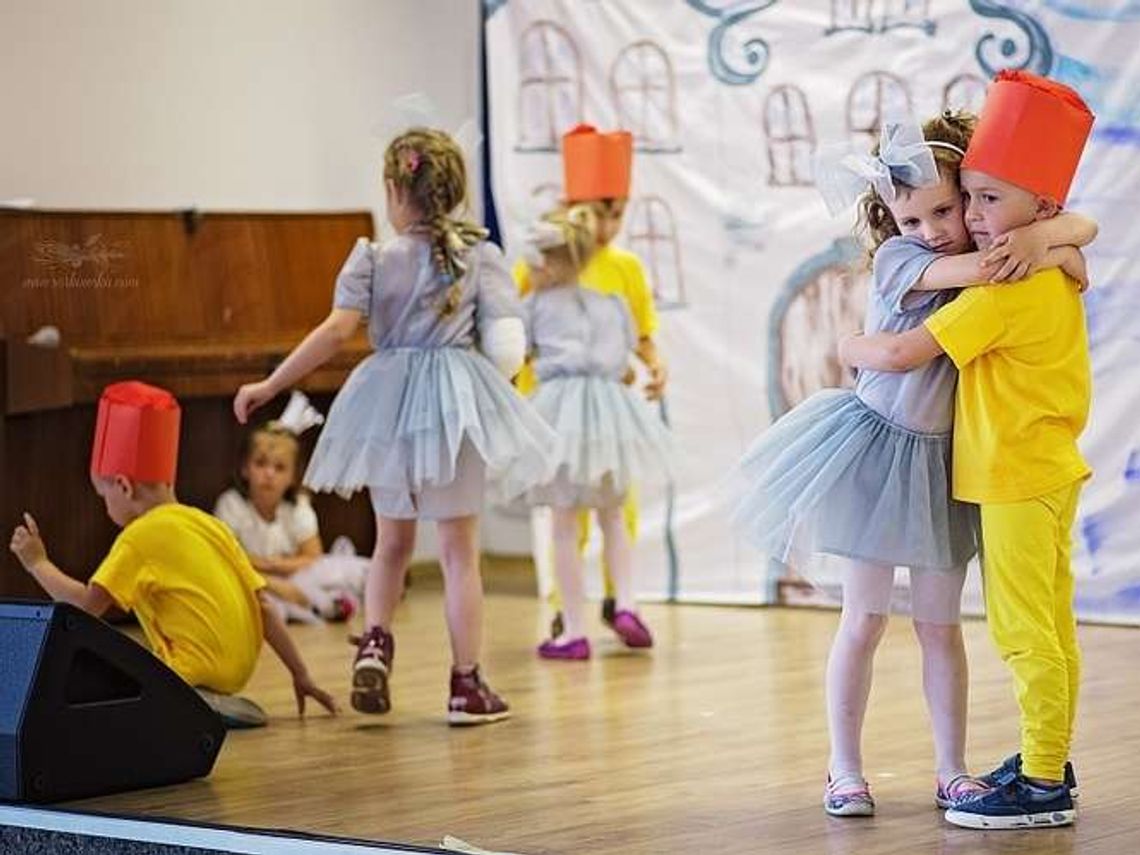 Przedszkolaki na scenie. „Z wielkim przejęciem odgrywały swoje role”