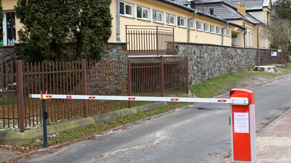 Przedszkole za szlabanem. Kuriozalny błąd sprzed 20 lat Przedszkole za szlabanem. Kuriozalny błąd sprzed 20 lat