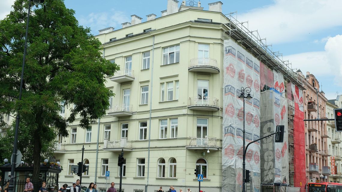Przedwojenna kamienica w centrum Lublina zmieni kolor. Janina zrzuca zielone Przedwojenna kamienica w centrum Lublina zmieni kolor. Janina zrzuca zielone