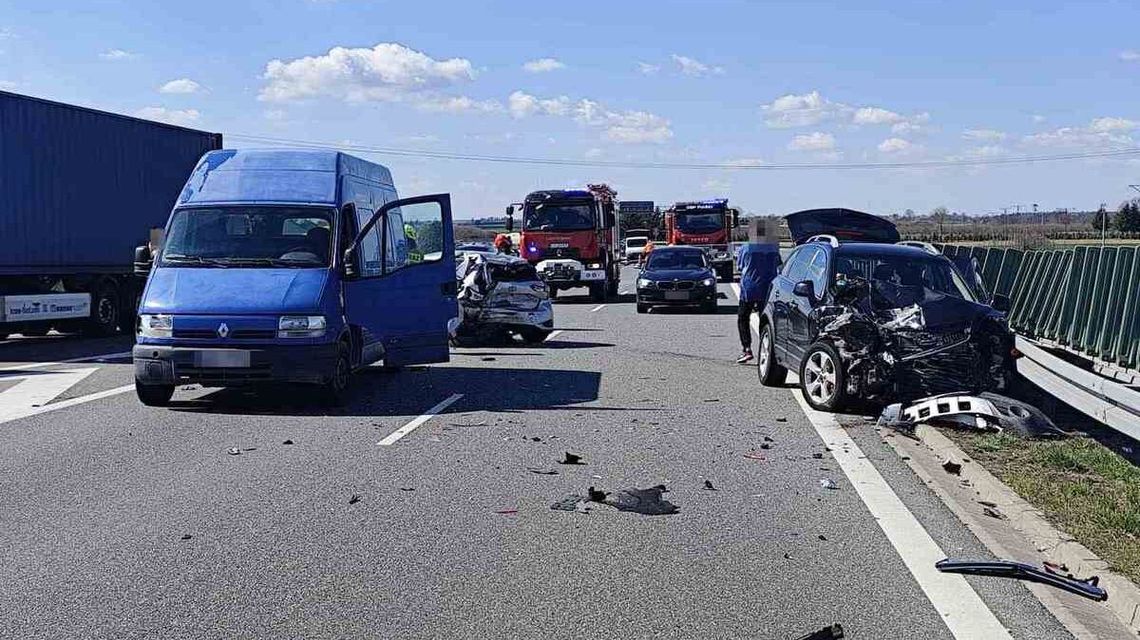 Przegapiła zjazd na ekspresówce i zaczęła cofać: trzy auta uszkodzone 
