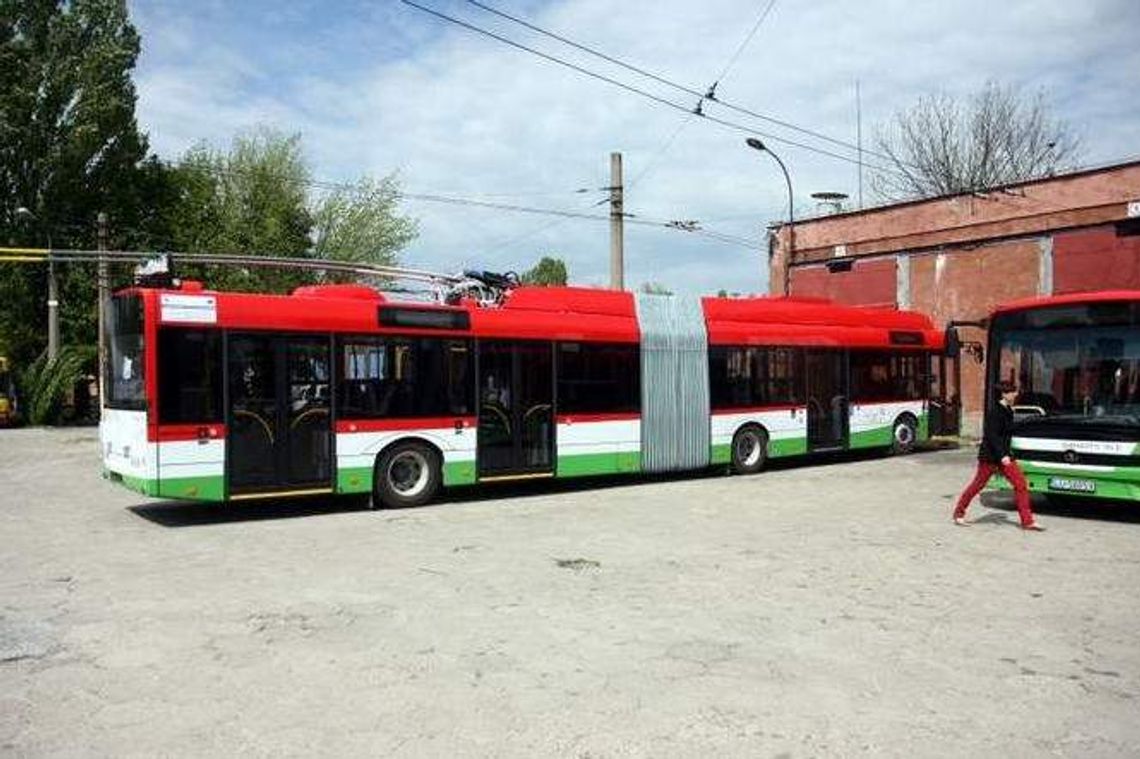 Przegubowe trolejbusy już szykują się do jazdy Przegubowe trolejbusy już szykują się do jazdy