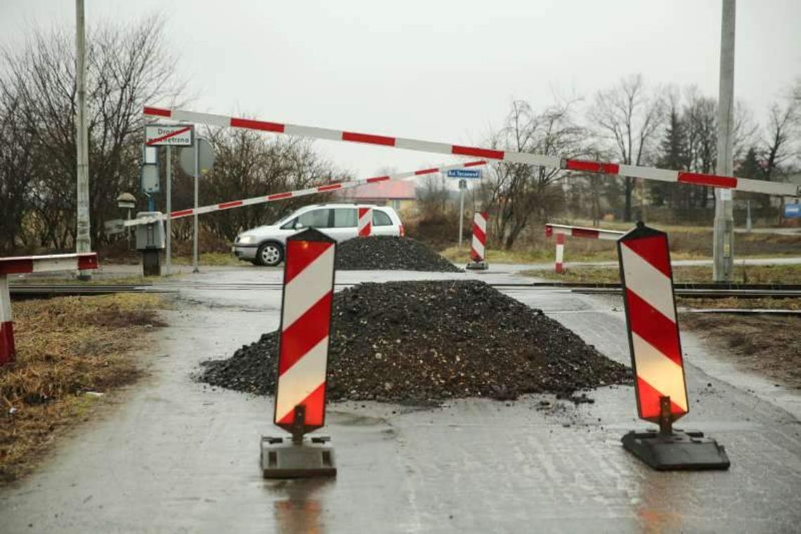 Przejazd bez przejazdu. Kolejarze usypali kupy żwiru Przejazd bez przejazdu. Kolejarze usypali kupy żwiru