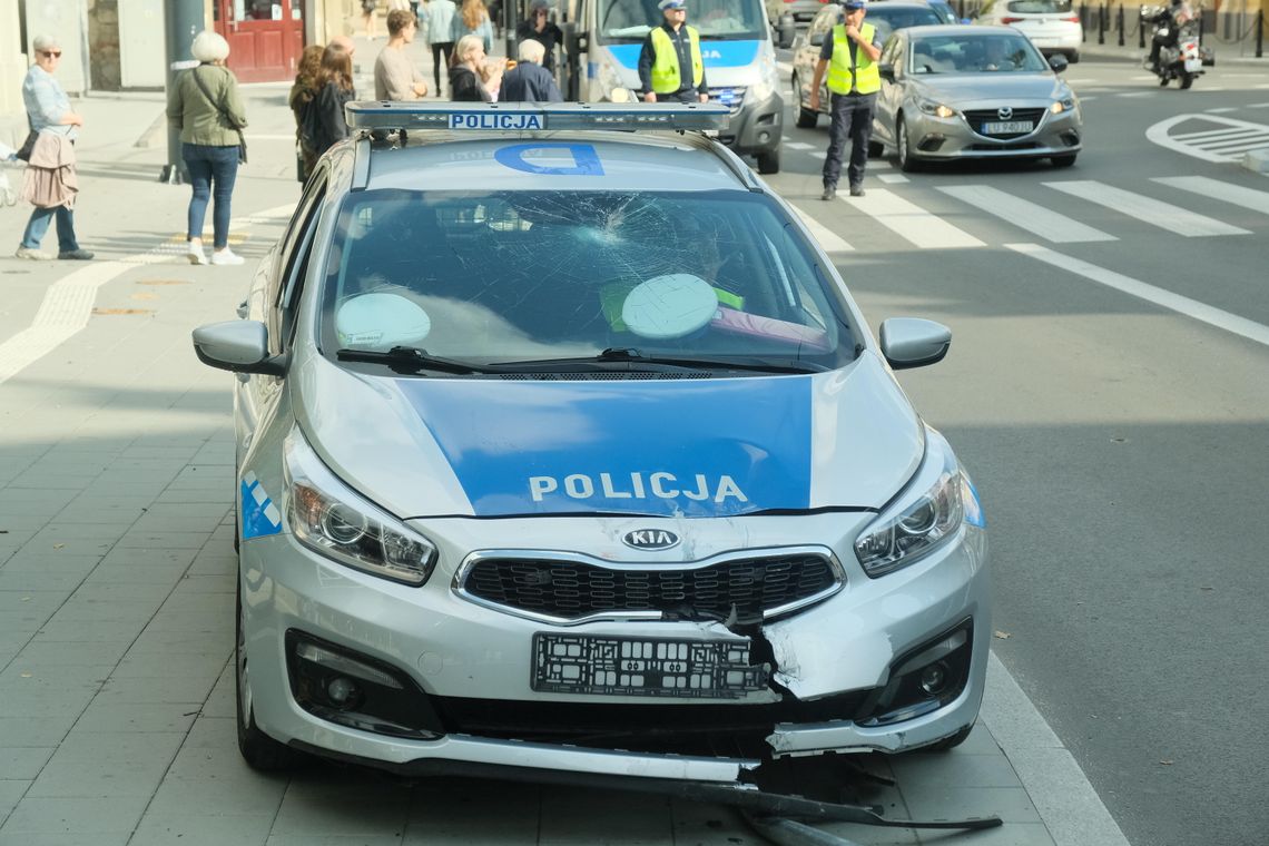 Przejechał na czerwonym, miał blisko 2 promile alkoholu. Awantura skończyła się w szpitalu
