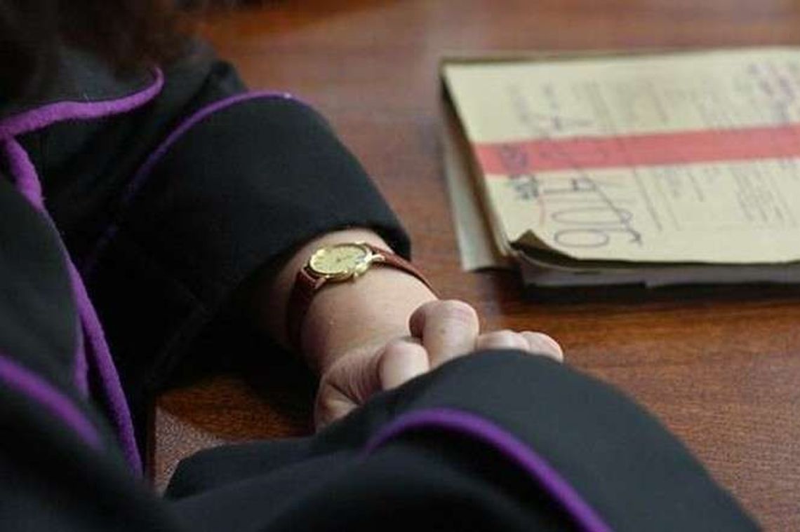 Przejechał żonie nożem po twarzy, potem sam się okaleczył. Dzisiaj ma usłyszeć wyrok Przejechał żonie nożem po twarzy, potem sam się okaleczył. Dzisiaj ma usłyszeć wyrok