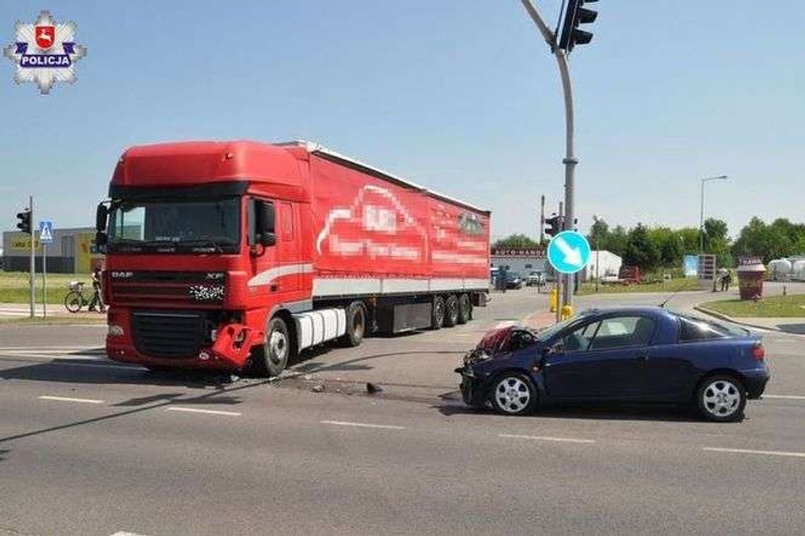 Przejechała na czerwonym świetle. Zderzyła się z ciężarówką