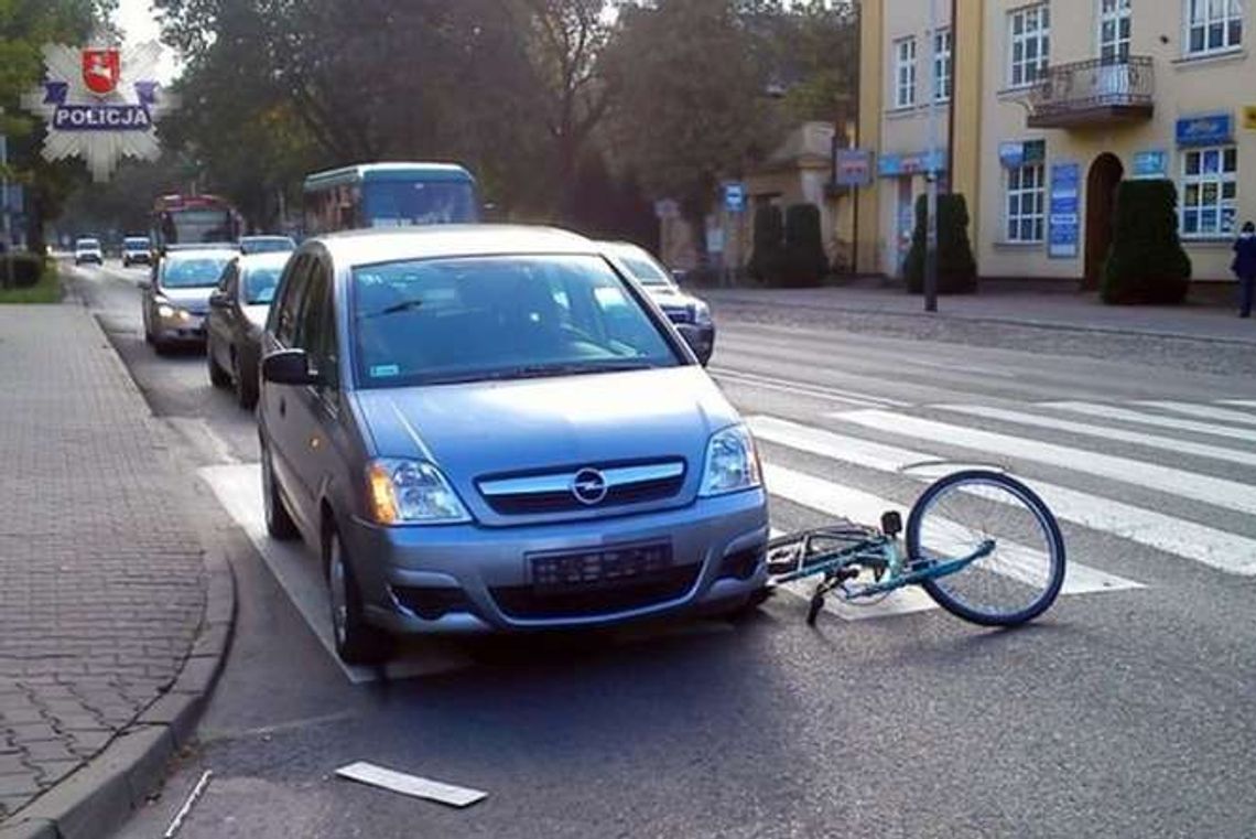 Przejeżdżała rowerem przez pasy, potrąciło ją auto