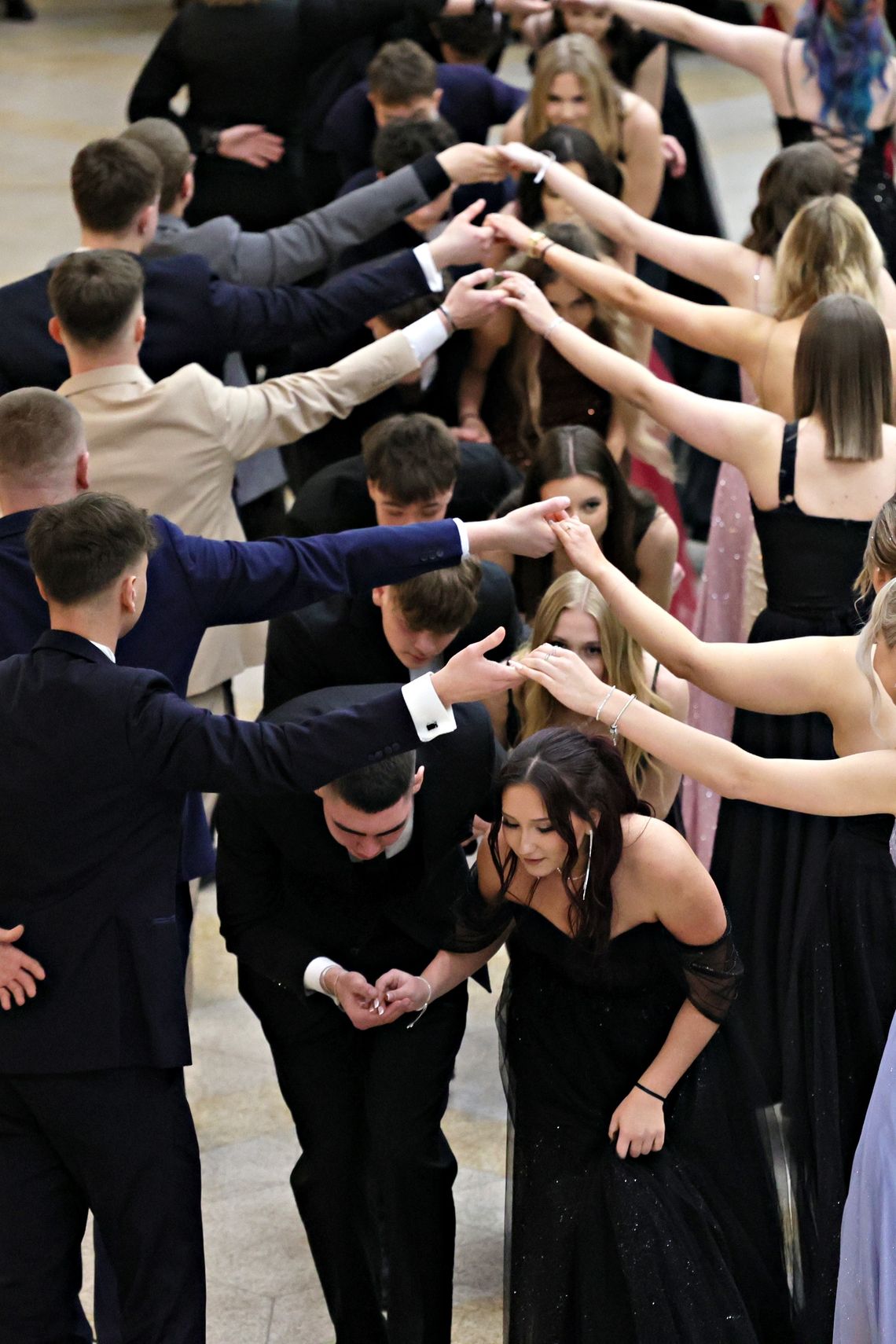 Maturzyści podczas poloneza na balu maturalnym