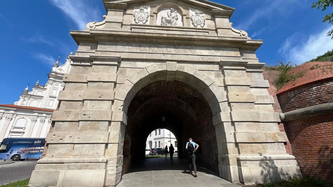 Przejścia nie będzie. Rusza trzeci etap remontu zabytkowej bramy Przejścia nie będzie. Rusza trzeci etap remontu zabytkowej bramy