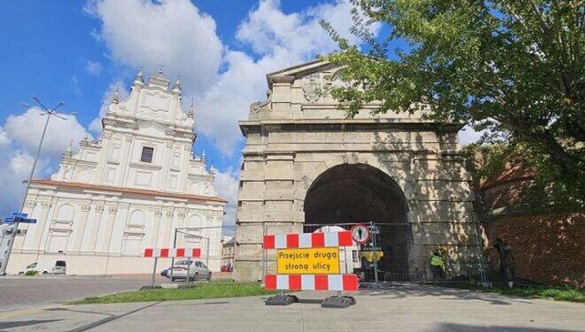 Przejścia nie ma. Stara Brama Lwowska w remoncie