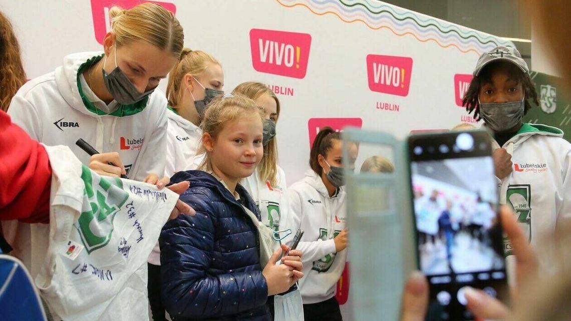 Przekazać miłość do koszykówki najmłodszym. Koszykarki Pszczółki Polski Cukier spotkały się z kibicami [zdjęcia]
