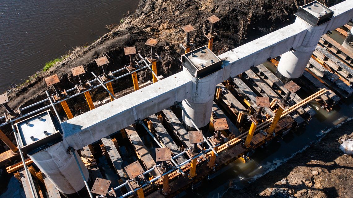 Przełomowy moment budowy mostu. Rusza montaż ogromnych belek pod przęsła  