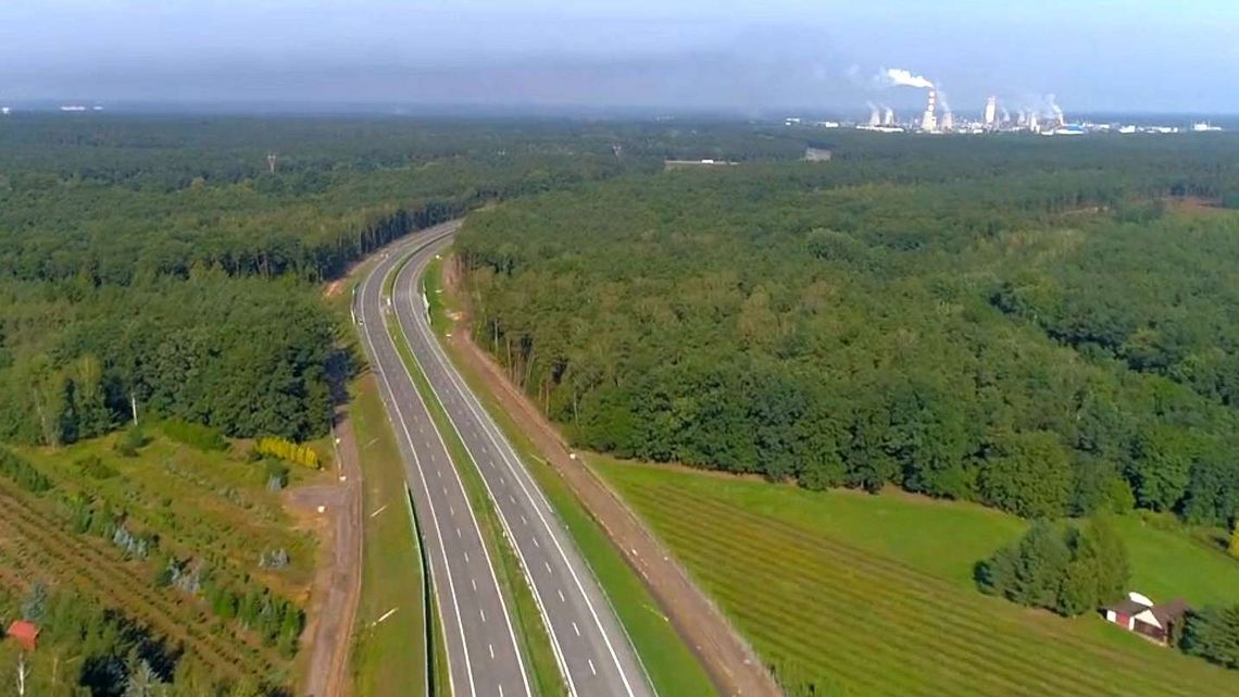 Przelot dronem na długo wyczekiwanym odcinkiem drogi ekspresowej. Kierowcy czekają Przelot dronem na długo wyczekiwanym odcinkiem drogi ekspresowej. Kierowcy czekają