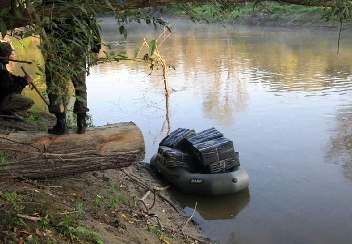 Przemycali pontonem papierosy przez Bug. 17 osób zatrzymanych