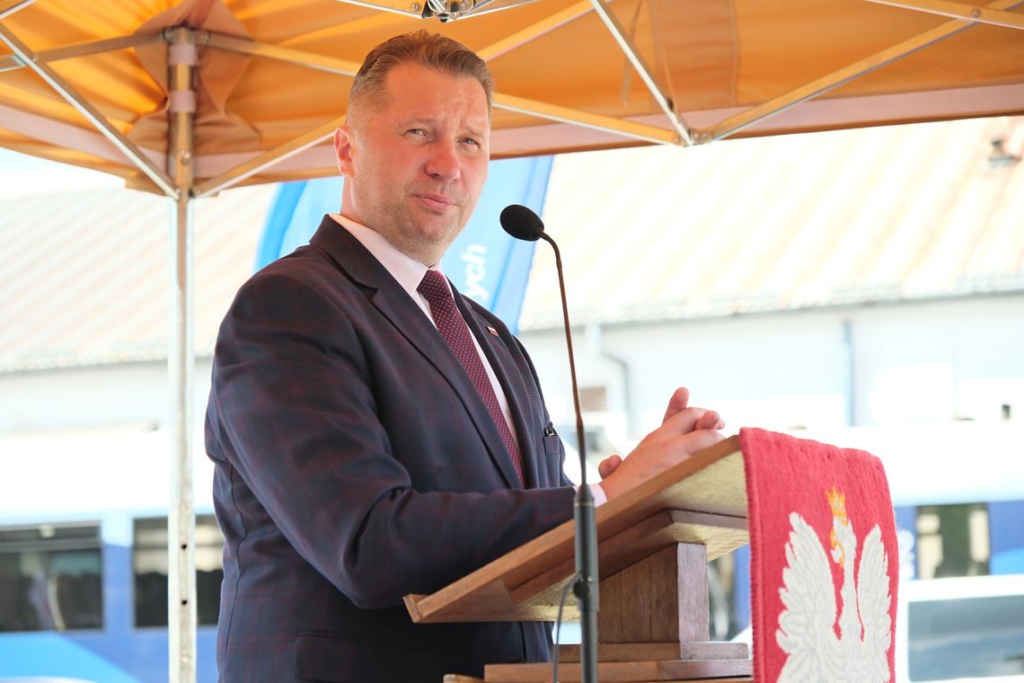 Czarnek na spotkaniu z mieszkańcami Lubartowa podkreślał, że polskie rodziny dzisiaj „zabijają” wysokie rachunki za prąd, a przyczyną tego są głównie opłaty ETS. Przypomniał, że PiS zapowiedział już projekt ustawy o wycofaniu przepisów wprowadzających ETS z obiegu prawnego.