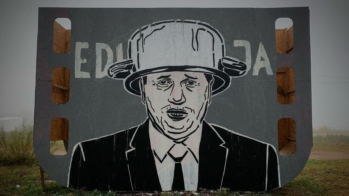 Przemysław Czarnek trafił na mural. Poseł z Lublina ma na głowie garnek Przemysław Czarnek trafił na mural. Poseł z Lublina ma na głowie garnek