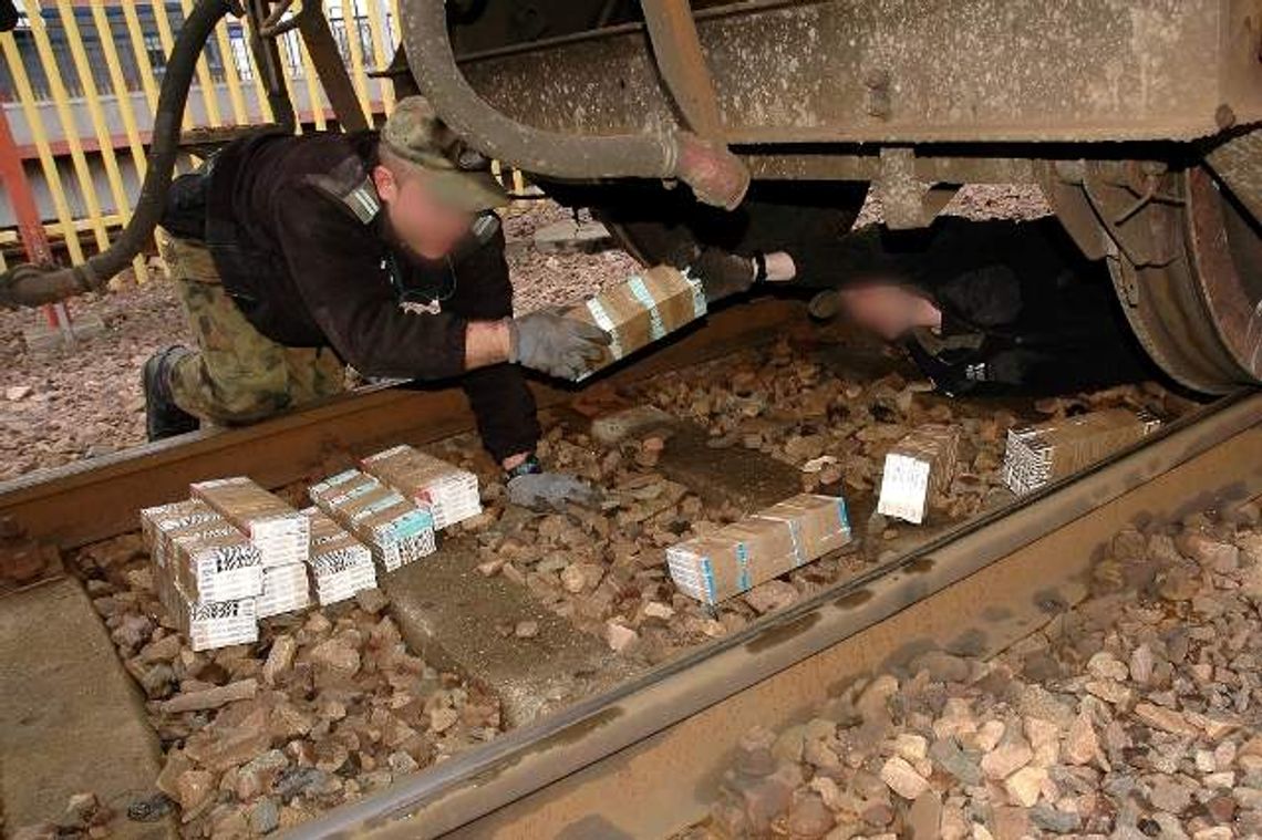 Przemytnicy chcieli ukryć papierosy pod wagonami Przemytnicy chcieli ukryć papierosy pod wagonami
