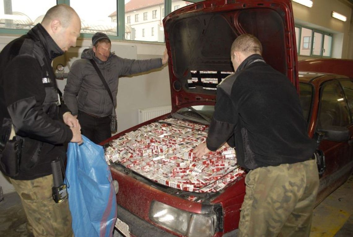 Przemytnicy nieudacznicy ukryli papierosy w komorze silnika
