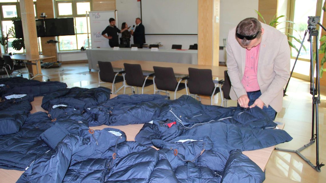 Przemytnicy stracili 475 podrabianych kurtek. Ale ubrania się nie zmarnują