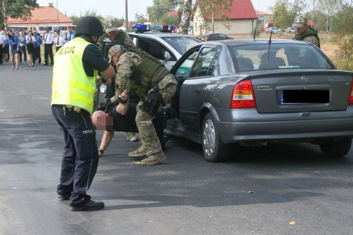 Przemytnicy zepchnęli cysternę z chemikaliami do rzeki. Na niby (zdjęcia) Przemytnicy zepchnęli cysternę z chemikaliami do rzeki. Na niby (zdjęcia)