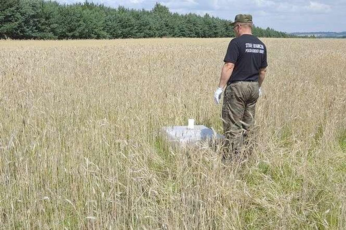 Przemytnicy zrzurzacją papierosy z motolotni