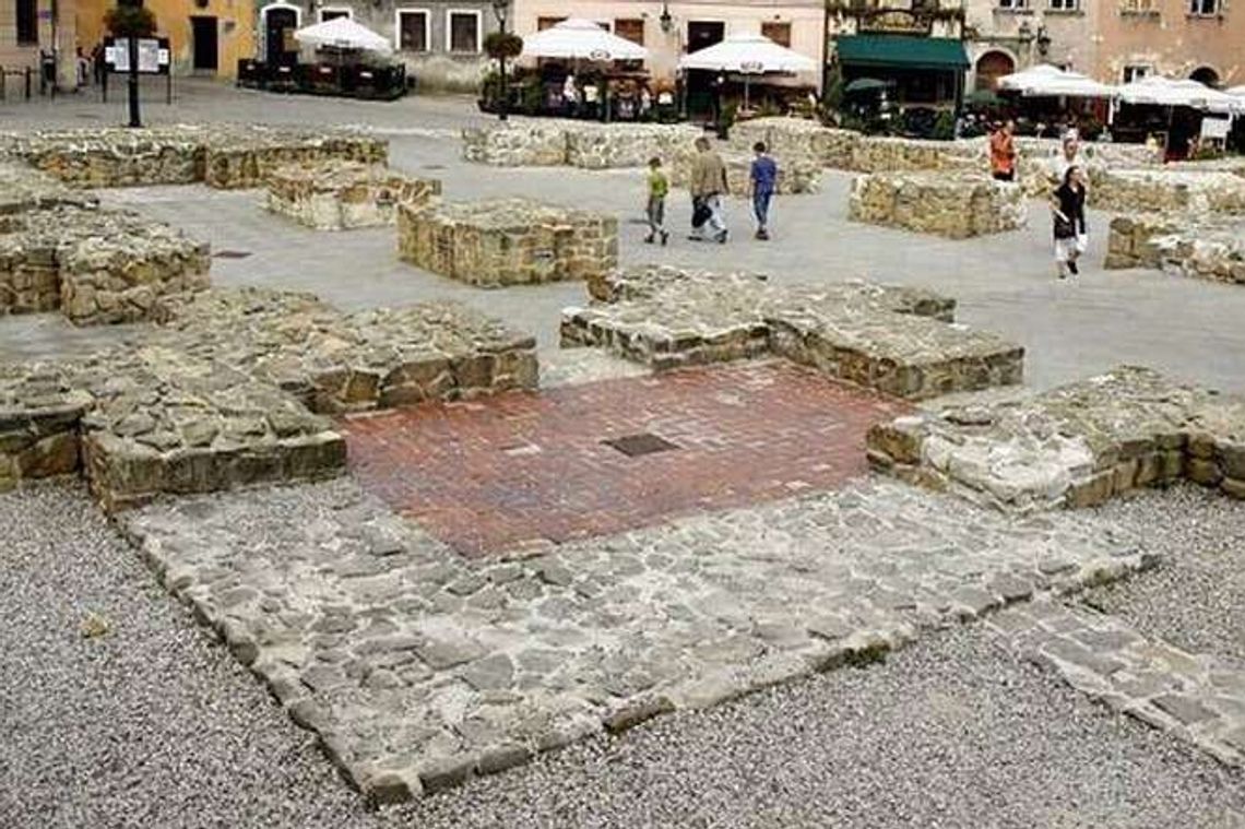 Przenieść szczątki z pl. Po Farze? Przenieść szczątki z pl. Po Farze?