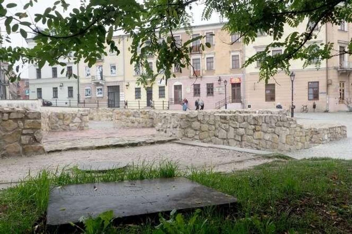 Przeniosą szczątki z pl. Po Farze na cmentarz przy ul. Lipowej? "Jest ich więcej" Przeniosą szczątki z pl. Po Farze na cmentarz przy ul. Lipowej? "Jest ich więcej"