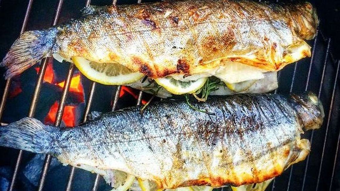 Przepisy na majówkę: Pstrągi z grilla Przepisy na majówkę: Pstrągi z grilla