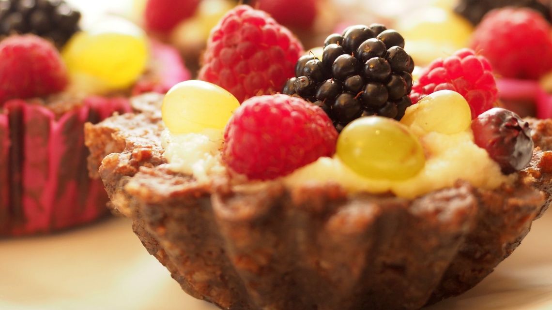 Przepisy na święta: Gryczane babeczki z pralinami i owocami Przepisy na święta: Gryczane babeczki z pralinami i owocami