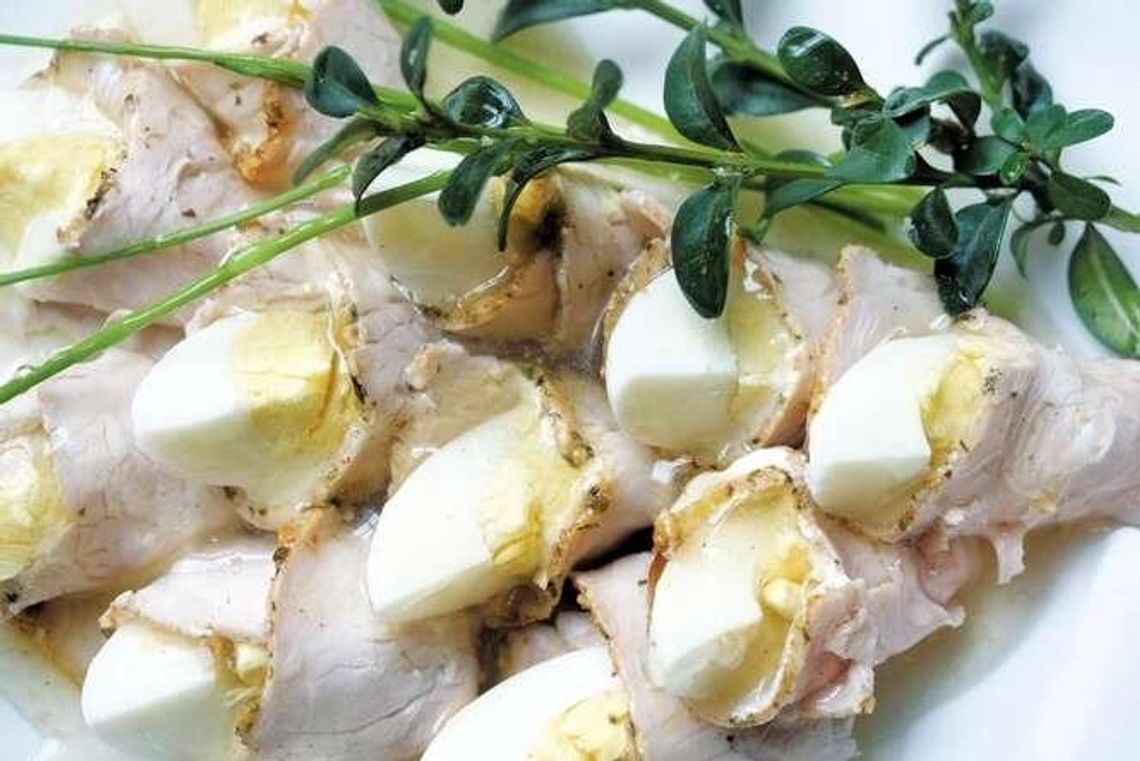 Przepisy na Wielkanoc. Jajka w pieczonym schabie