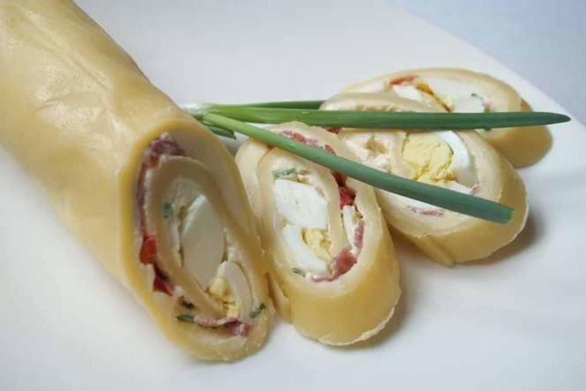 Przepisy na Wielkanoc. Roladki serowe z jajkiem i szynką