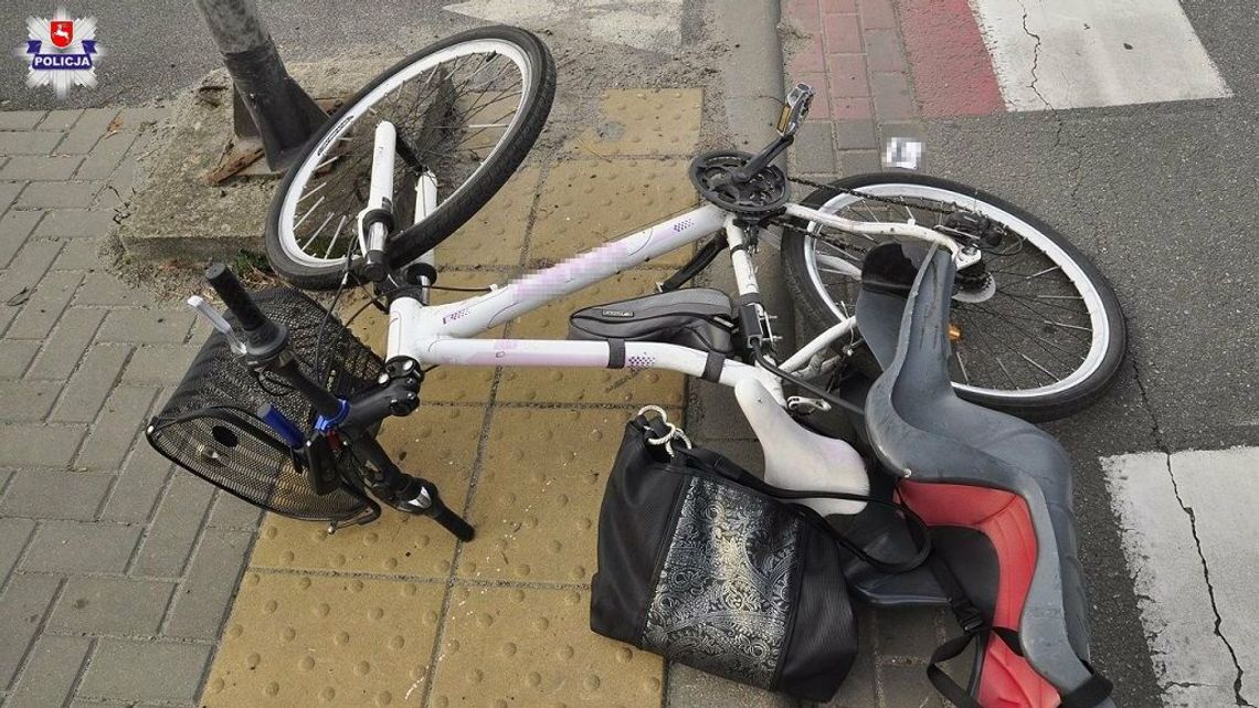 Przeprowadzała rower przez przejście i została potrącona Przeprowadzała rower przez przejście i została potrącona