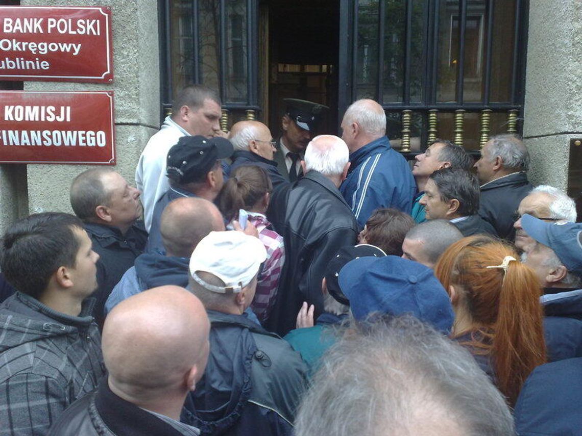 Przepychanki przed bankiem, ludzie chcą zdobyć monety NBP na Euro 2012 Przepychanki przed bankiem, ludzie chcą zdobyć monety NBP na Euro 2012