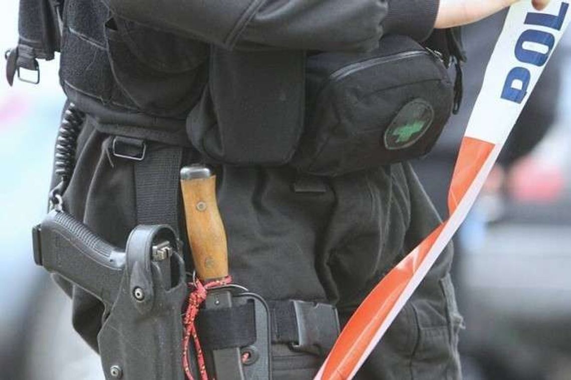 "Przerzucił kobietę przez ramię i rzucił nią o podłogę". Groził śmiercią także córce