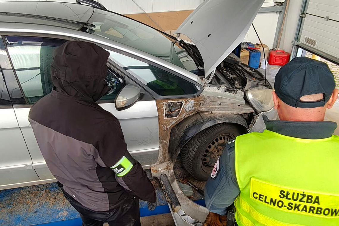 Prześwietlili auto i znaleźli specjalną skrytkę. Ponad 8 kg marihuany jechało przez granicę Prześwietlili auto i znaleźli specjalną skrytkę. Ponad 8 kg marihuany jechało przez granicę