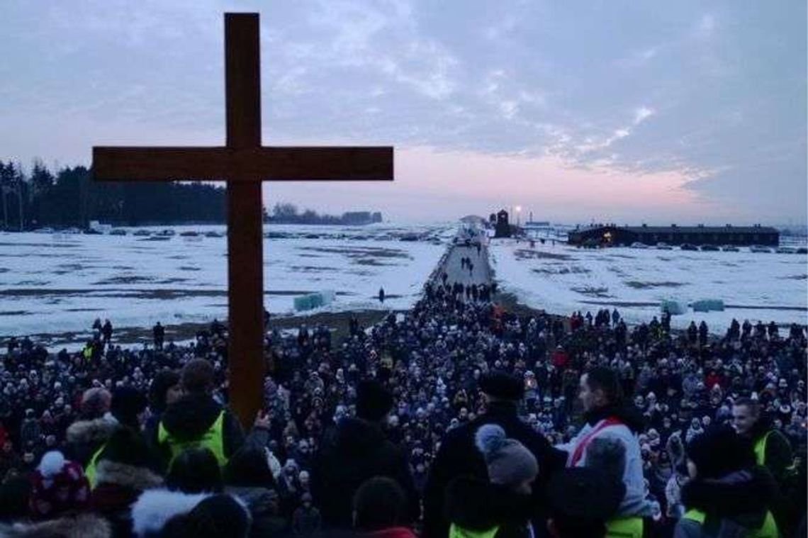 Przeszli "czarną trasę". Procesja Drogi Krzyżowej w byłym obozie na Majdanku  