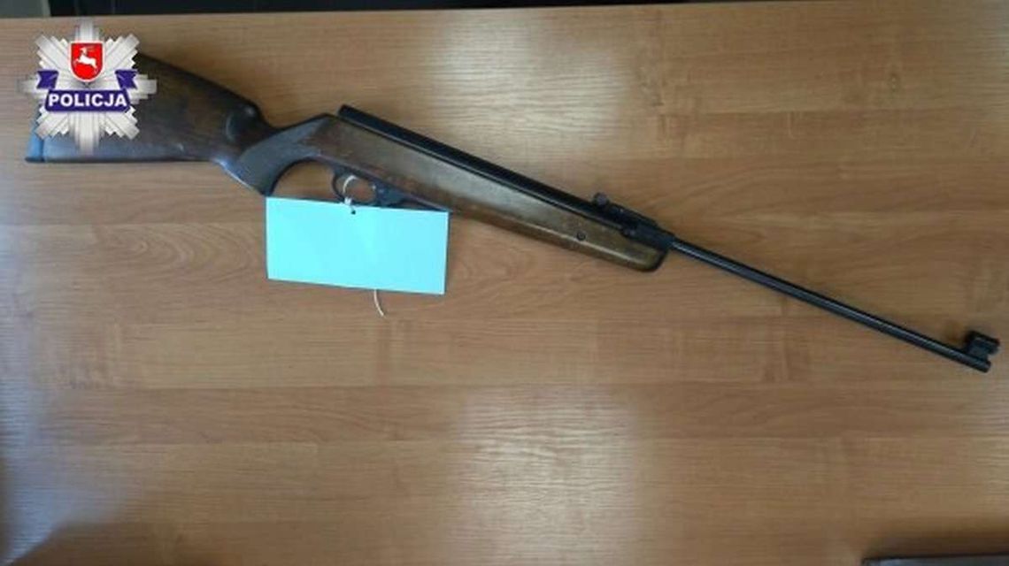 Przetrzymywali 26-latka i grozili mu wiatrówką. Poszło o pieniądze za wynajem