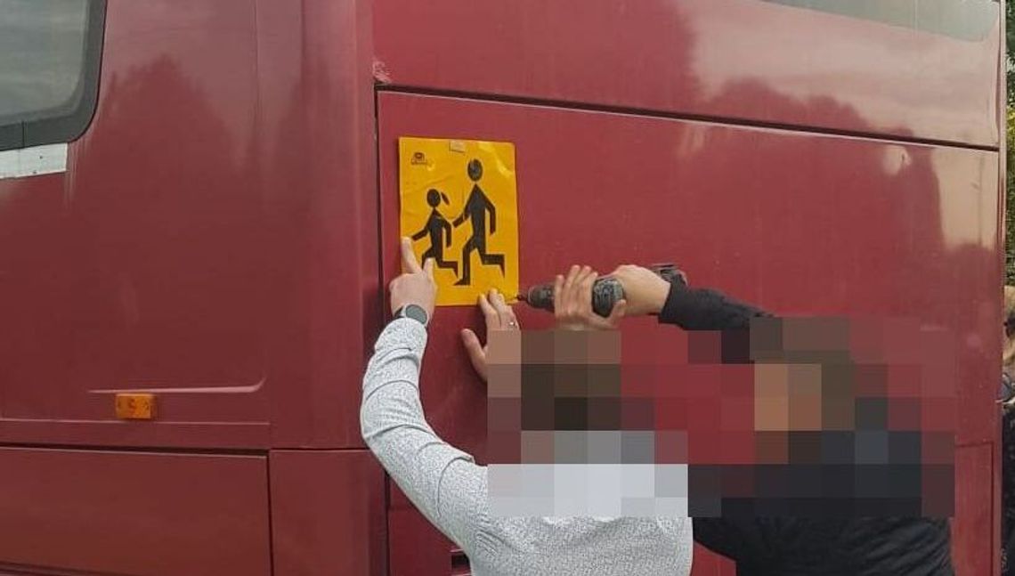 "Przewiercił" autokar i dzieci pojechały