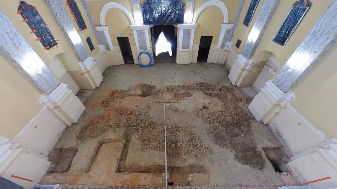 Przewiercili ścianę starego kościoła i wpuścili kamerę do krypty Przewiercili ścianę starego kościoła i wpuścili kamerę do krypty