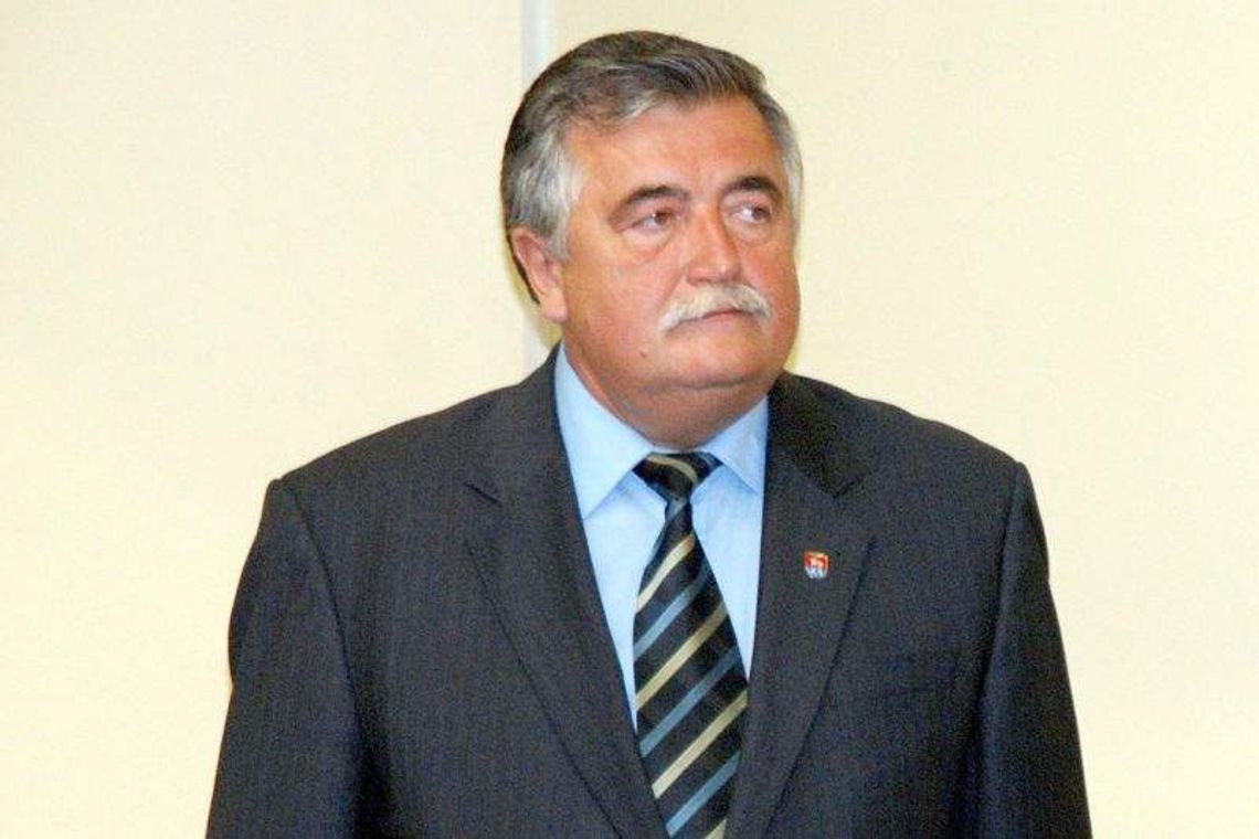 Przewodniczący nie spieszy się z sesją. Chcą go odwołać