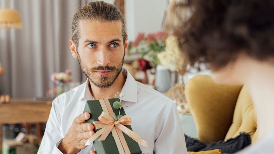 Przewodnik po prezentach na Dzień Mężczyzny – jak wybrać idealny upominek?